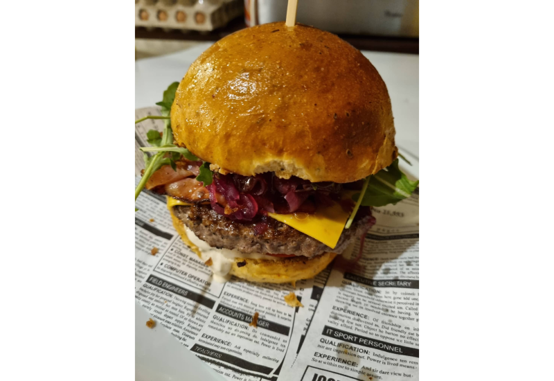 Burger s karamelizovanou cibulkou